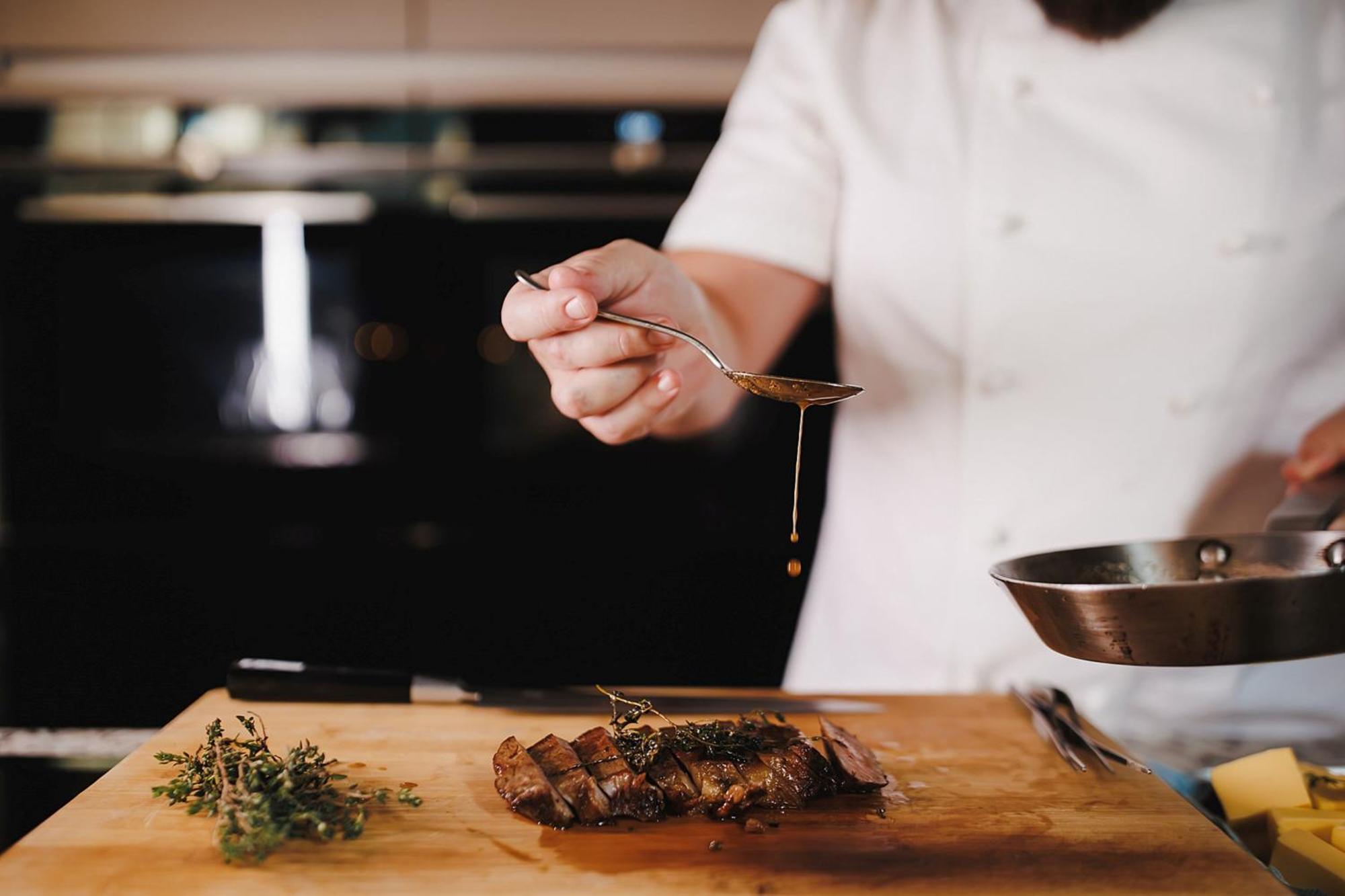 Stock Exchange Hotel, Manchester, Autograph Collection מראה חיצוני תמונה A chef seasoning a dish
