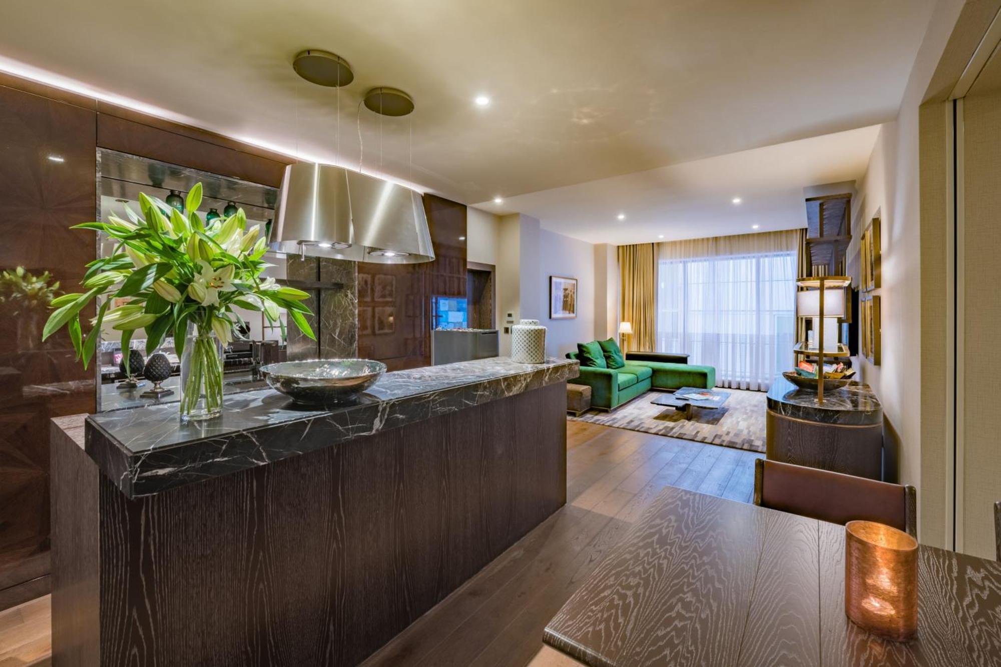 Stock Exchange Hotel, Manchester, Autograph Collection מראה חיצוני תמונה The kitchen and living room of a two-bedroom apartment