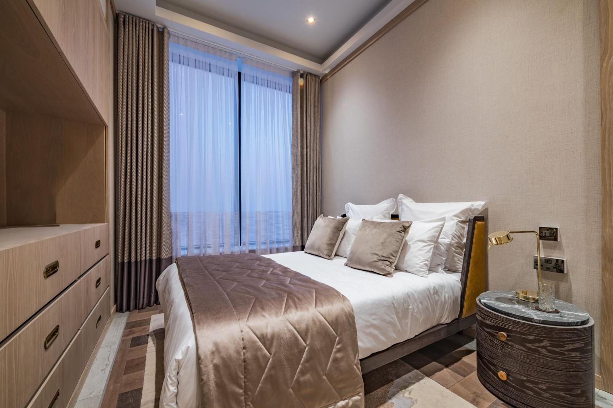 Stock Exchange Hotel, Manchester, Autograph Collection מראה חיצוני תמונה A bedroom at The Ritz London