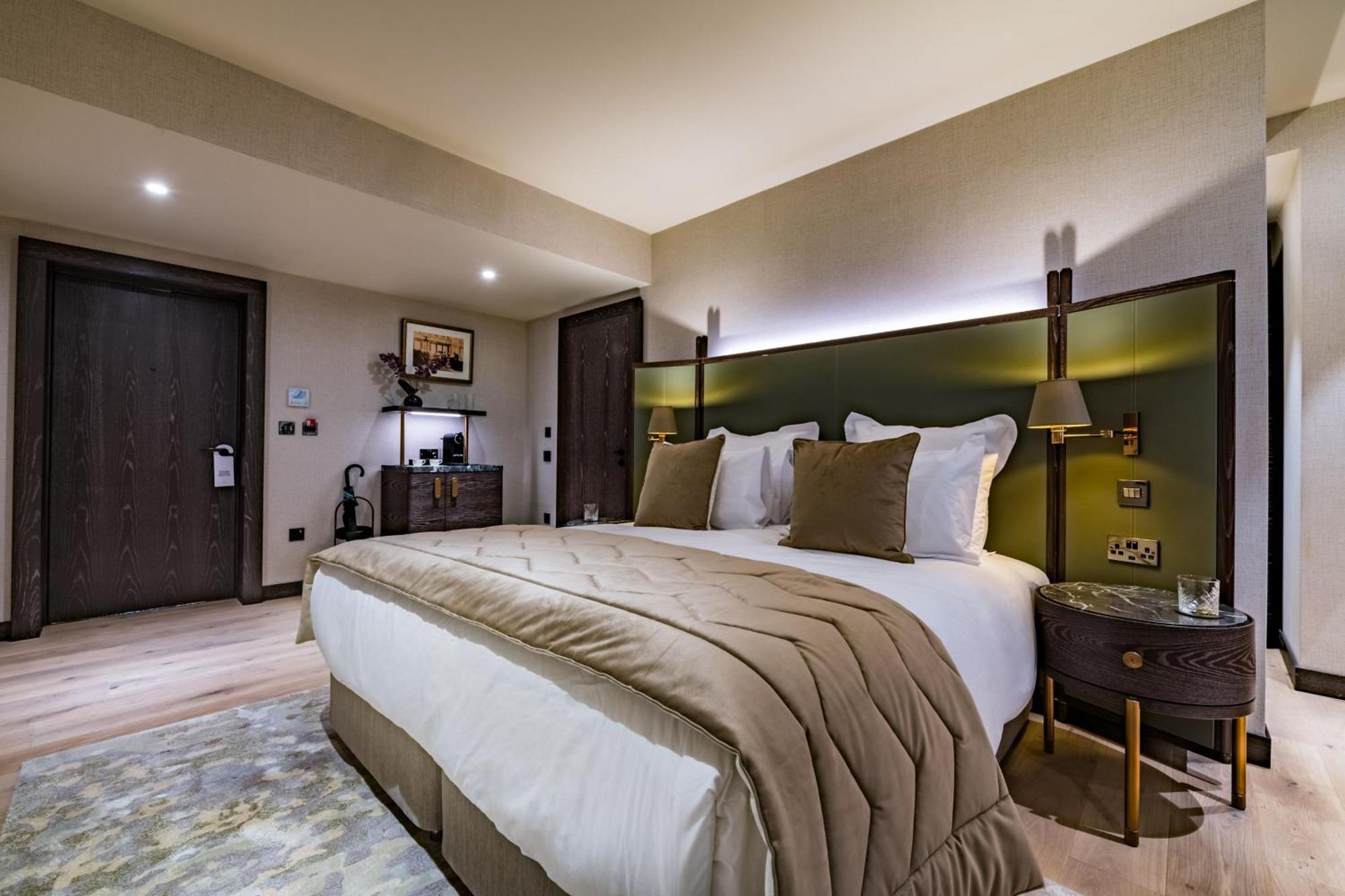 Stock Exchange Hotel, Manchester, Autograph Collection מראה חיצוני תמונה A bedroom at The Ivy Collection, St John's Wood