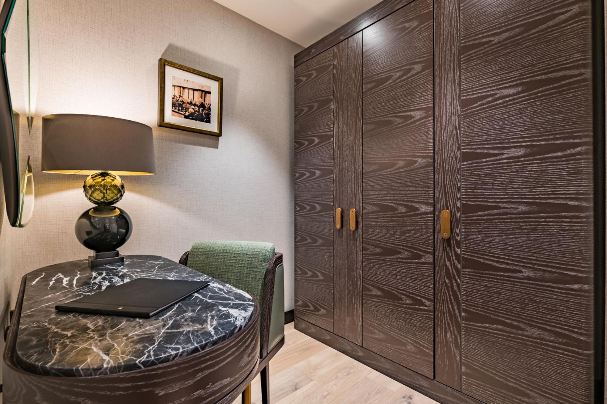Stock Exchange Hotel, Manchester, Autograph Collection מראה חיצוני תמונה A fitted wardrobe